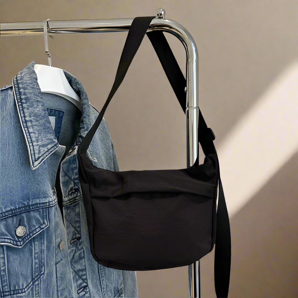 Trendy all-match oversized tote, large capacity street style shoulder bag, perfect for versatile everyday use.